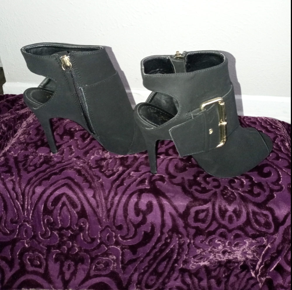 7.5 black heeled with gold buckel side zipper